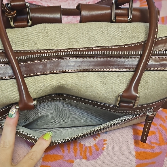Dooney & Bourke Stylish Beige Fabric and Brown Leather Handbag - Picture 11 of 16